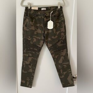 NWT Altar’d State Camo Moto Skinny Jeans, Size 29